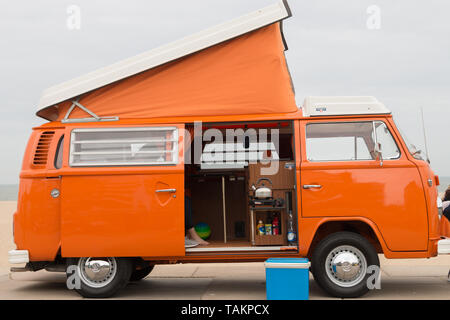 Scheveningen, l'Aia, Paesi Bassi - 1960s style VW Transporter Kombi T2 parcheggiato a Scheveningen Beach Foto Stock