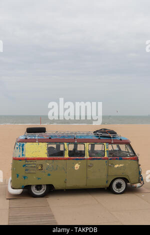 Scheveningen, l'Aia, Paesi Bassi - 1960s style VW Transporter Kombi T2 parcheggiato a Scheveningen Beach Foto Stock