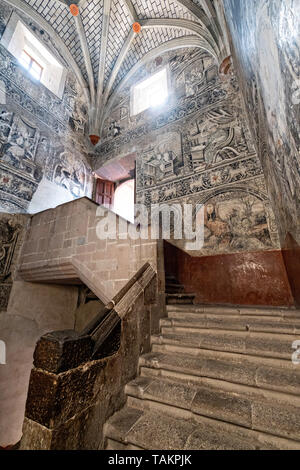 Bianco & Nero dipinti murali scalinata in San Nicolas Tolentino Tempio e Ex-Monastery in Actopan, hidalgo, Messico. La chiesa coloniale e il convento fu costruito nel 1546 e combinare elementi architettonici dal romantico, gotico e rinascimentale. Foto Stock