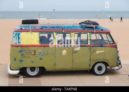 Scheveningen, l'Aia, Paesi Bassi - 1960s style VW Transporter Kombi T2 parcheggiato a Scheveningen Beach Foto Stock