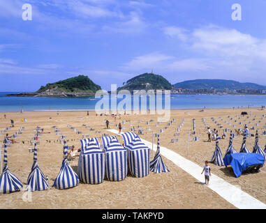 Spiaggia tradizionale tende sulla spiaggia Concha, Bahia de La Concha, San Sebastian (Donostia), Paese Basco (Pai-s Vasco), Spagna Foto Stock