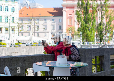 Lubiana, Slovenia 7.5.2019 coppia Senior di prendere una foto di loro stessi all'aperto, turisti Foto Stock