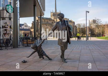 Xx Marzo 2019. Blackburn Lancashire: iconica statua Blackburn la nonna e il bambino da Alan Wilson, Blackburn Cattedrale giardino, Cathedral Quarter, opposta Blackburn stazione ferroviaria, Blackburn Lancashire, Regno Unito Foto Stock