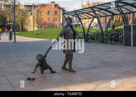 Xx Marzo 2019. Blackburn Lancashire: iconica statua Blackburn la nonna e il bambino da Alan Wilson, Blackburn Cattedrale giardino, Cathedral Quarter, opposta Blackburn stazione ferroviaria, Blackburn Lancashire, Regno Unito Foto Stock