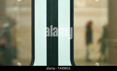 Un treno si chiudono verso l'alto. Treno in partenza dalla stazione. Porta chiusa in treno della metropolitana. Trasporto in sotterraneo. Foto Stock