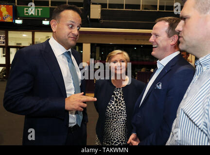 Taoiseach Leo Varadkar (sinistra) con Gael fine candidato Frances Fitzgerald e Gael fine's Alan Farrell (seconda a destra) presso il centro di conteggio in funzione RDS, Dublino, come il conteggio dei voti continua nelle elezioni europee. Foto Stock