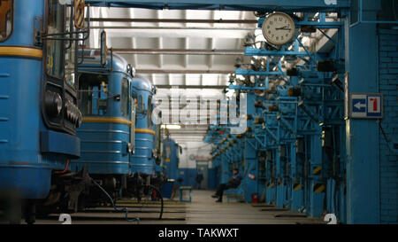 I treni della metropolitana al deposito. Treni blu in treno hangar. Stazione di servizio di trasporto della metropolitana. Foto Stock