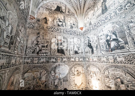 Bianco & Nero dipinti murali scalinata in San Nicolas Tolentino Tempio e Ex-Monastery in Actopan, hidalgo, Messico. La chiesa coloniale e il convento fu costruito nel 1546 e combinare elementi architettonici dal romantico, gotico e rinascimentale. Foto Stock