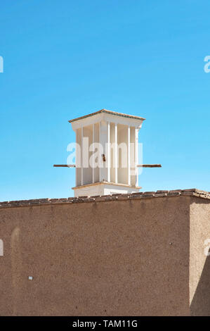 Torre eolica utilizzato come un naturale sistema di raffreddamento in iraniano di architettura tradizionale, Yazd Provincia, Yazd, Iran Foto Stock