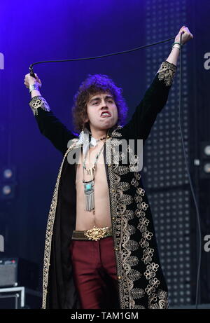 Il cantante Josh Kiszka è mostrato esibirsi sul palco durante un concerto dal vivo aspetto con Greta Van Fleet. Foto Stock