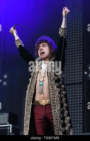 Il cantante Josh Kiszka è mostrato esibirsi sul palco durante un concerto dal vivo aspetto con Greta Van Fleet. Foto Stock