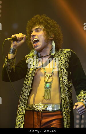 Il cantante Josh Kiszka è mostrato esibirsi sul palco durante un concerto dal vivo aspetto con Greta Van Fleet. Foto Stock