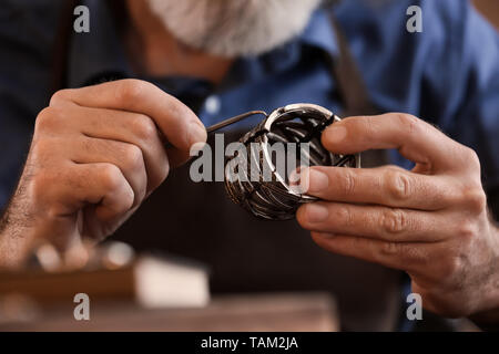 Gioielliere rendendo splendida bracciale in officina, primo piano Foto Stock