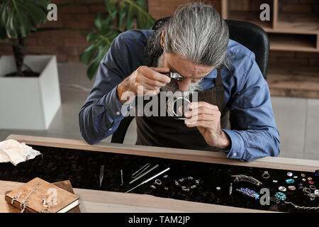 Gioielliere rendendo splendida bracciale in officina Foto Stock