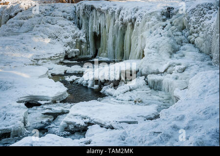 Famosa cascata in Estonia. Keila-Joa Schloss caduta. In parte cascate gelate in inverno. L'Estonia. Foto Stock
