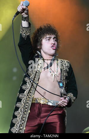 Il cantante Josh Kiszka è mostrato esibirsi sul palco durante un concerto dal vivo aspetto con Greta Van Fleet. Foto Stock