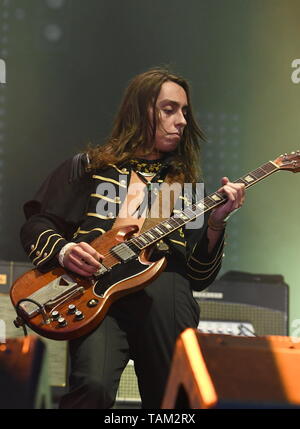 Il cantante Josh Kiszka è mostrato eseguire la fase durante un 'live' aspetto di concerto con Greta Van Fleet. Foto Stock