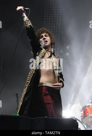 Il cantante Josh Kiszka è mostrato esibirsi sul palco durante un concerto dal vivo aspetto con Greta Van Fleet. Foto Stock