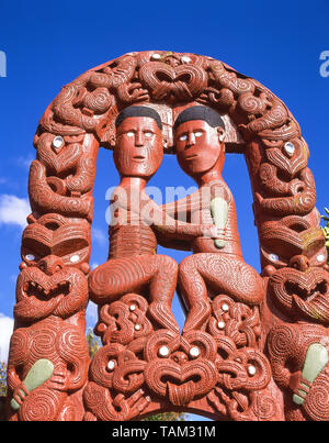 Intagliato Gateway Maori Whakarewarewa, Vivere il villaggio Maori, Rotorua, Baia di Planty Regione, Isola del nord, Nuova Zelanda Foto Stock