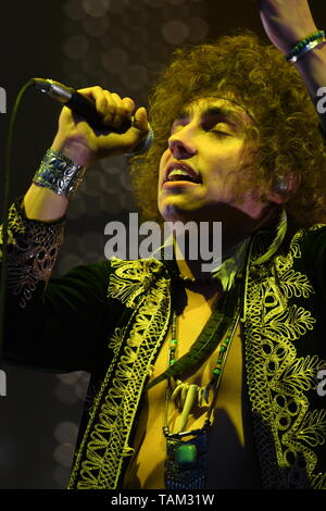 Il cantante Josh Kiszka è mostrato esibirsi sul palco durante un concerto dal vivo aspetto con Greta Van Fleet. Foto Stock