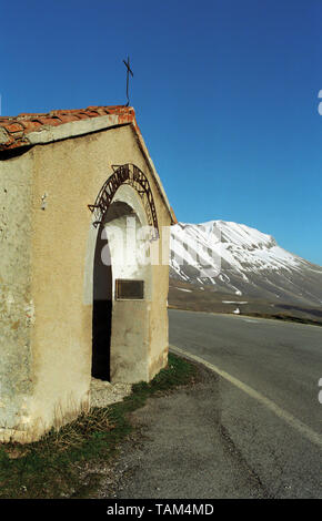 Chiesa,Chiesa della Madonna dell'Icona e monte Vettore diviene,Forca di Gualdo,Parco Nazionale dei Monti Sibillini,Marche,Italia Foto Stock