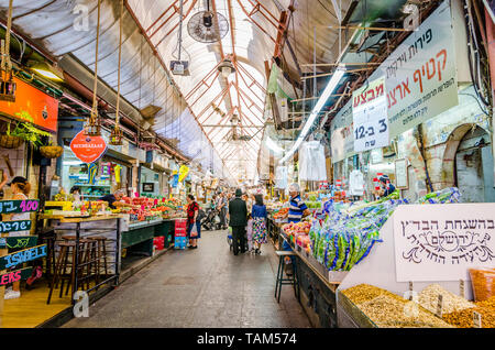 Gerusalemme, Israele- Agosto 16, 2016: un ebreo ortodosso uomo e un giovane ragazzo shopping per i dadi nell'Mahane Yehudah mercato di Gerusalemme, Israele Foto Stock