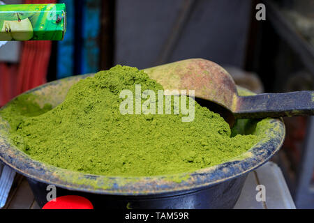 Un mucchio di luce verde henné in polvere in un mercato in stallo Meknès, Marocco. Foto Stock