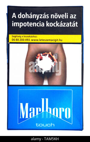 Pacchetto di ungherese sigarette Marlboro con grafico salute foto di avvertimento sul taglio anteriore su sfondo bianco Foto Stock