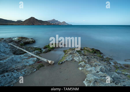 Tramonto sul paesaggio Los Genoveses beach. San Jose. Il parco naturale di Cabo de Gata. Spagna. Foto Stock