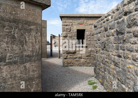 Mura interne di Brean Down Fort, un punto di riferimento storico, Somerset, Inghilterra, Regno Unito Foto Stock