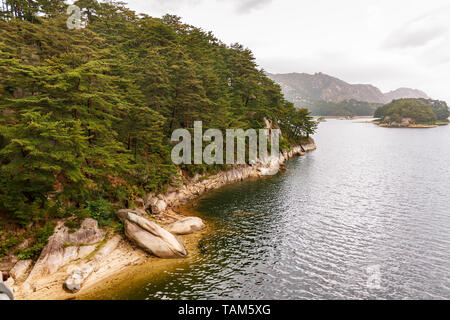 Lago Samilpo nel sud-est della provincia di Kangwon, Corea del Nord Foto Stock