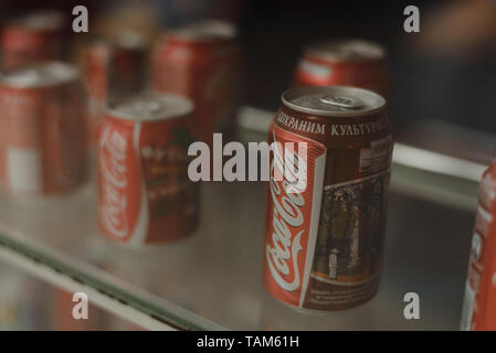 Samara Russia- 04.30.2019: lattine metalliche di coca cola dietro la finestra Foto Stock