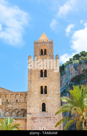 Dettaglio della bella Cefalu Cathedral in Cefalu, Sicilia, Italia con cielo blu. Cattolica romana basilica di epoca normanna in stile architettonico, parte del Patrimonio mondiale dell UNESCO. Foto Stock