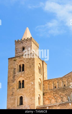 Immagine verticale la cattura di dettaglio di una delle torri appartenenti a Cefalu Cathedral in Sicilia, Italia. Cattolica romana basilica di epoca normanna in stile architettonico è popolare meta turistica. Patrimonio UNESCO. Foto Stock