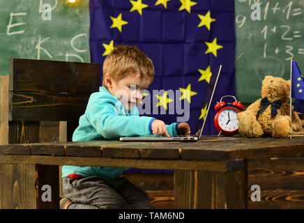 Innovazione e tecnologia. Bambino utilizzare il computer portatile in aula con la bandiera dell'UE, l'innovazione. Innovazione nella scuola elementare. Estendendo il vostro Foto Stock