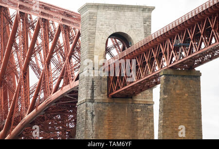 Dettaglio del Ponte di Forth Rail, vicino Edimburgo, Scozia, Regno Unito Foto Stock