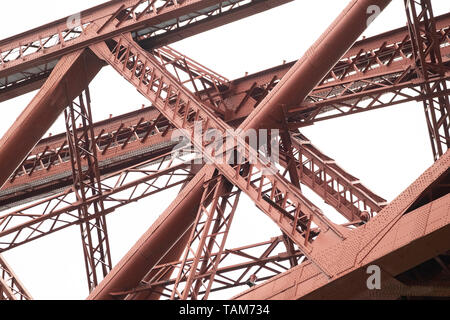 Dettaglio del Ponte di Forth Rail, vicino Edimburgo, Scozia, Regno Unito Foto Stock