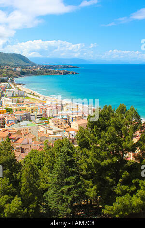 Bellissimo paesaggio vicino siciliana di Cefalu, Italy. La stupenda città situata sulla costa tirrenica è una popolare meta di vacanza. Preso da un punto di vista che si affaccia sulla baia. Foto Stock