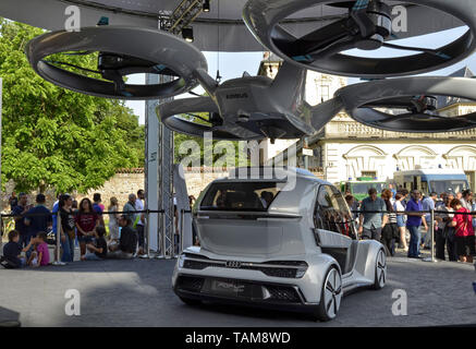 Torino, Piemonte, Italia. Giugno 2018. Completamente elettrica sistema modulare derivante dalla collaborazione tra Audi Airbus e Italdesign. Terra e Aria veh Foto Stock