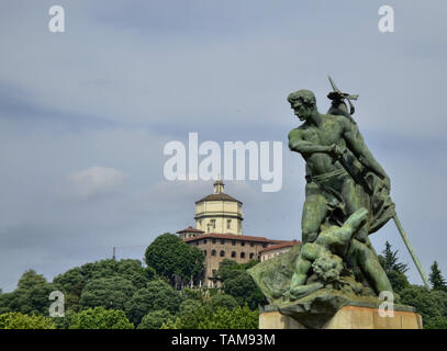 Torino e il Piemonte,Italia.Giugno 2018. Da Umberto I bridge, la vista di una delle statue del ponte con la chiesa barocca di Santa Maria al Monte ho Foto Stock