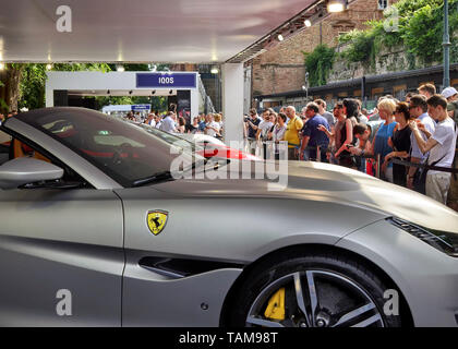 Torino Piemonte, Italia. Giugno 2018. Presso il parco del Valentino, il motor show. La Ferrari lo stand è gremito di gente: hanno tutti ammirare i modelli sul disp Foto Stock