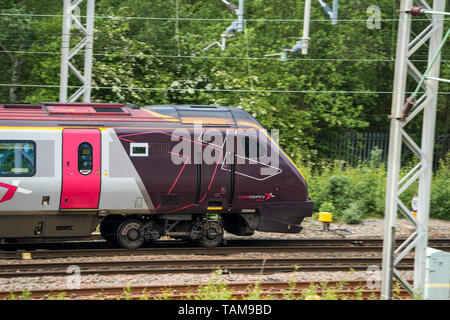 Classe 220 Voyager, diesel-elettriche ad alta velocità-più-treno di unità costruite in Belgio da Bombardier Foto Stock