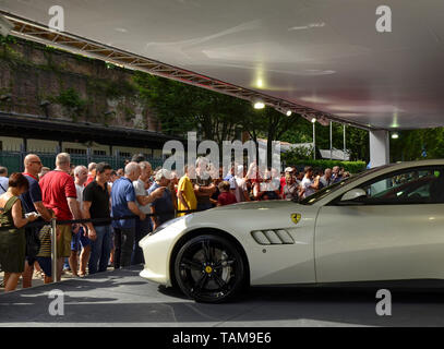 Torino Piemonte, Italia. Giugno 2018. Presso il parco del Valentino, il motor show. La Ferrari lo stand è gremito di gente: hanno tutti ammirare i modelli sul disp Foto Stock