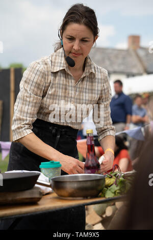 Rachel De Thample dimostrando all'aperto una buca per il fuoco per la cottura e la preparazione di una pasta acida pizza. River Cottage Salone del Cibo. Devon. 2019 Foto Stock