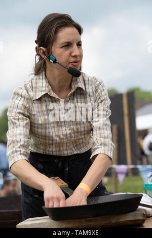 Rachel De Thample dimostrando all'aperto una buca per il fuoco per la cottura e la preparazione di una pasta acida pizza. River Cottage Salone del Cibo. Devon. 2019 Foto Stock