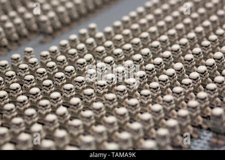 File di minifigure di soldati stormtrooper LEGO in mostra alla Star Wars Celebration 2019 a Chicago, Illinois, USA. Foto Stock
