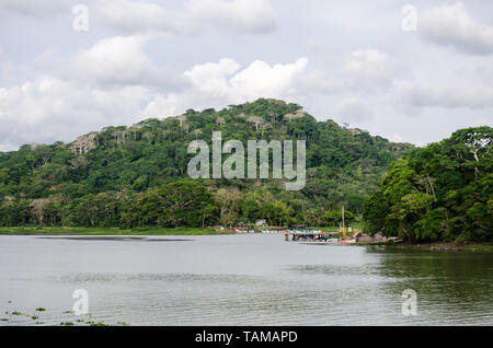 Sul Fiume Chagres e il Parco Nazionale di Soberania nella distanza Foto Stock