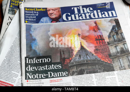 "L'Inferno devasta Notre-Dame' Cattedrale fire front page headline, in primo piano nel quotidiano Guardian il 16 aprile 2019 Parigi Francia Foto Stock