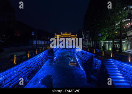 Vista notturna di antichi cinesi il cancello di strada Qintai Historic District, Chengdu Sichuan, Cina Foto Stock