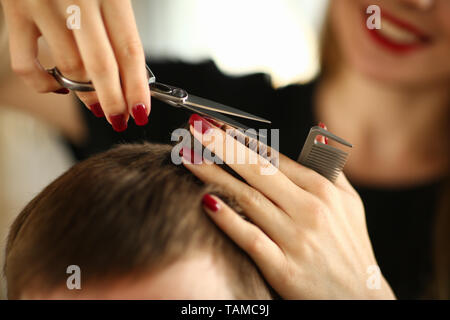 Parrucchiere con taglio a forbice maschio marrone capelli Foto Stock